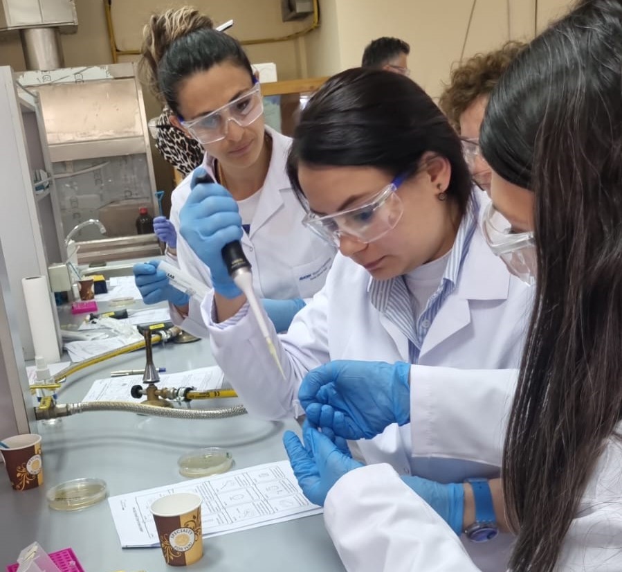 Amgen Biyoteknoloji Deneyimi Program� ile T�rkiye�de Biyoteknoloji E�itimi G��leniyor: S�n�flar Laboratuvara D�n���yor